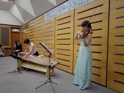 写真:ヴァイオリンと琴の演奏風景