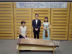 写真:吉住区長、奥田さん、滝田さん記念撮影