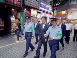 写真：新宿警察署長から説明を受ける吉住区長