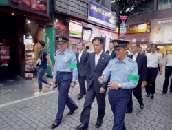 写真:新宿警察署長から説明を受ける吉住区長