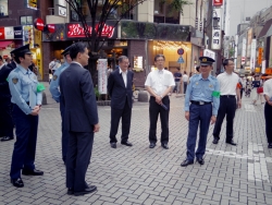 写真:モア4番街を視察する吉住区長