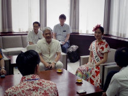 写真:沖縄観光コンベンション会長とミス沖縄