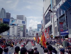 写真:アルタ前で披露されるエイサー