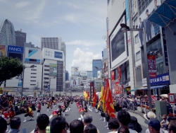 写真：アルタ前で披露されるエイサー