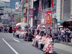 写真:オープニングであいさつする吉住区長