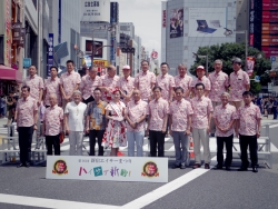 写真:関係者の皆さんと記念撮影