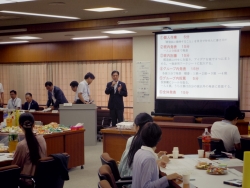 写真:あいさつする吉住区長