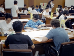 写真:班討議する参加者