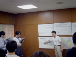 写真:班討議の結果を発表1