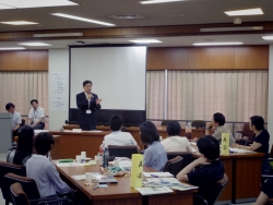 写真:参加者と意見交換する吉住区長
