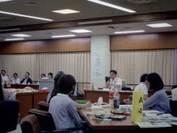 写真:参加者の質問に答える吉住区長