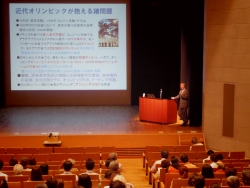 写真:村岡先生による講演