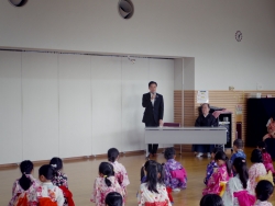 写真:吉住区長と西川扇藏先生あいさつ