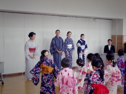 写真:西川流の先生方と子供たち