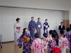 写真：西川流の先生方と子供たち