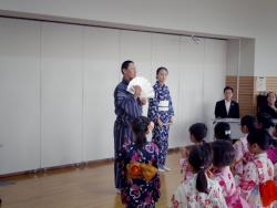 写真:扇子の使い方を学ぶ子供たち