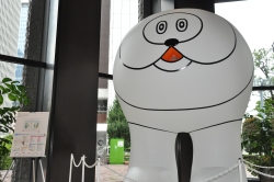 画像:マコモさんの作品(雲のキャラクター「くもちゃん」のバルーン)