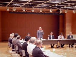 写真：あいさつする高野会長