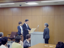 写真:厚生労働大臣からの表彰状伝達1