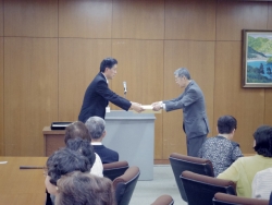 写真:厚生労働大臣からの表彰状伝達2