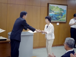 写真:厚生労働大臣からの表彰状伝達3