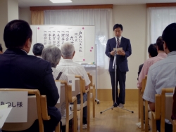 写真:あいさつする吉住区長1