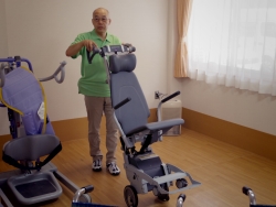 写真:階段を昇降できる車椅子の説明