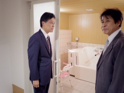 写真:館内を視察する吉住区長