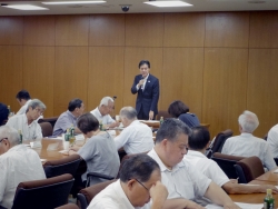 写真:あいさつする吉住区長1