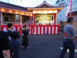 写真:百人町明るい会商店街盆踊り大会