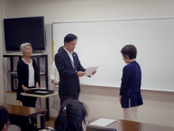 写真:受講生へ修了証授与1