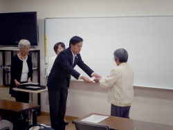 写真:受講生へ修了証授与2