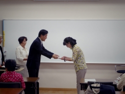 写真:受講生へ修了証授与3