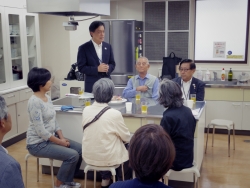 写真:受講生と懇談する吉住区長