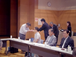 写真:吉住区長から委嘱状交付1