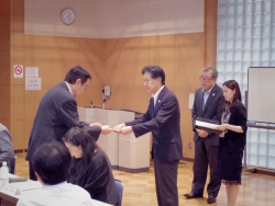 写真:吉住区長から委嘱状交付2