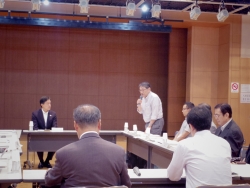 写真:産業振興会議で発言する委員