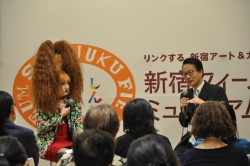 写真:オープニングイベント第1部の漱石山房記念館館長(右)による話の様子※左は司会役の新宿区在住のアーティスト・ヴィヴィアン佐藤さん