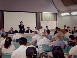 写真:若松地域センターであいさつする吉住区長2
