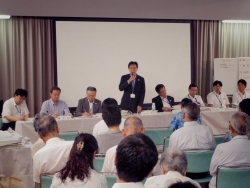 写真:若松地域センターで質問に答える吉住区長