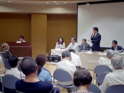 写真:参加者からの質問に答える吉住区長