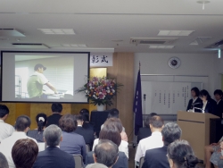 写真:表彰者の職場での活躍紹介1