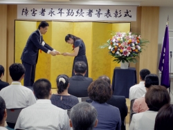 写真:表彰状授与2