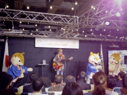 写真:ぼったくりイヤイヤ音頭を歌う嘉門さん