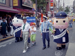 写真:べこりんとべこちゃんもパレードに参加