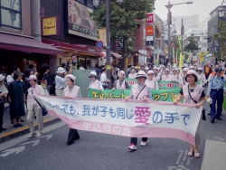 写真:牛込母の会の皆さんによるパレード