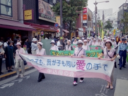 写真：牛込母の会の皆さんによるパレード