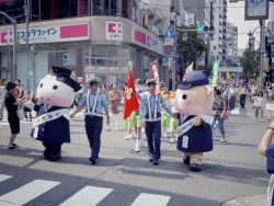 写真:交通安全を呼び掛けるパレードの様子