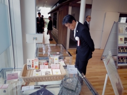 写真:ミュージアムショップでの販売品を見る吉住区長