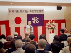 写真:半藤末利子名誉館長のあいさつ